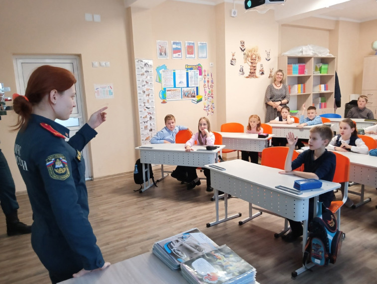 В рамках профориентационной внеурочной деятельности 4 г класс познакомился с профессией "Спасатель"..